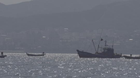 威海市 海面 渔船 行驶 波光粼粼
