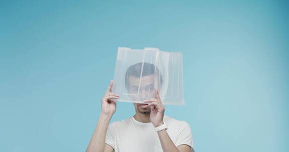 实拍一个男人将塑料盒子套在头上