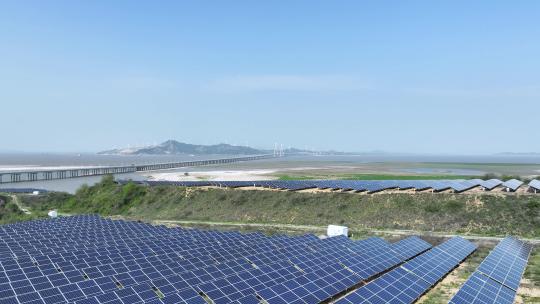 湖畔沙山上的太阳能发电航拍