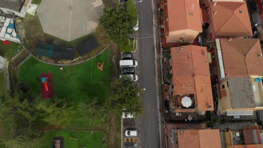 空中倾斜：无人机向后飞行，揭示了马里诺和罗卡·迪·帕帕，两个偏远的小镇视频素材模板下载