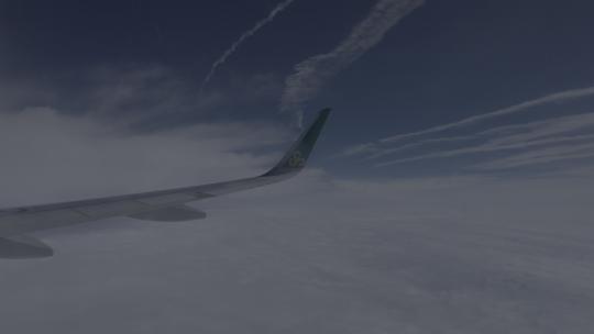 民航客机玄窗外的蓝天白云