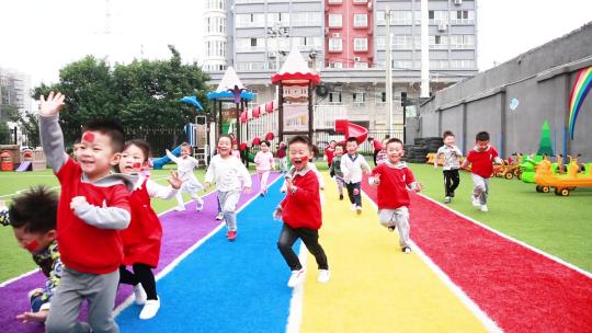 幼儿园孩子唱歌奔跑滑梯国庆节