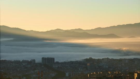 清晨日出时，云雾缭绕的小城光影变化视频素材模板下载