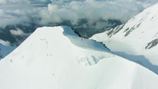 攀登雪山的人们航拍视频素材模板下载