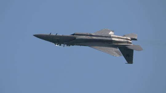 稳定：新加坡航展F-15战斗机飞行表演视频素材模板下载