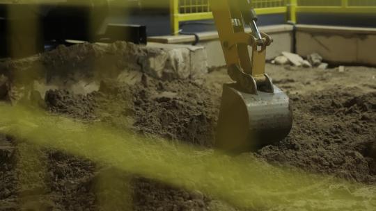 挖掘机铲斗挖沙视频素材模板下载