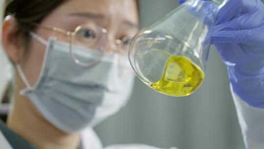 现代高端实验室科研人员提取试管液体做实验
