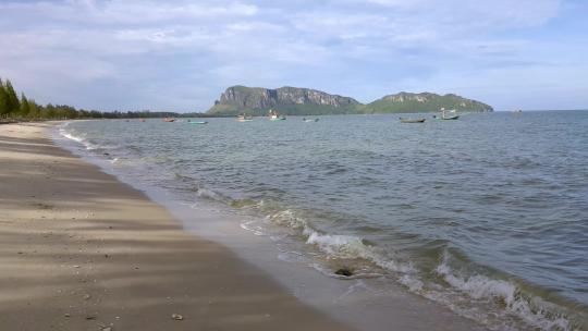 大海中的波浪和海滩上的沙滩，泰国蓝天晴天