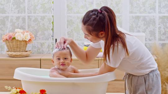 婴儿在浴缸里沐浴视频素材模板下载