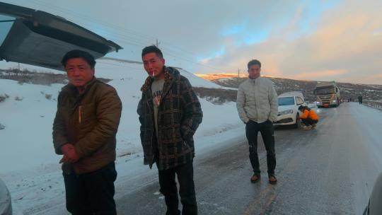 西藏旅游风光318国道冰雪路面安装防滑链