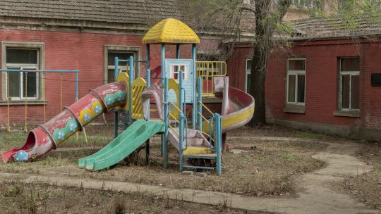 幼儿园荒废废弃滑梯童年记忆时间流逝伤感