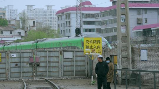 复兴号高铁绿巨人穿过村庄高速行驶视频素材模板下载