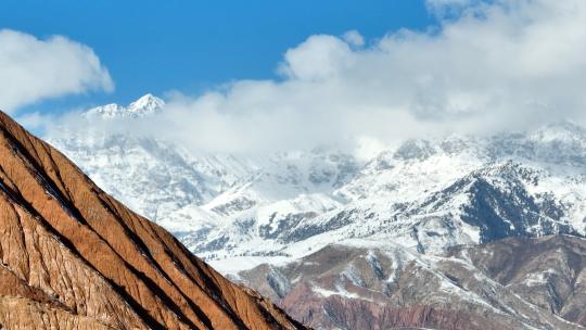 航拍 新疆天山山脉，雪山视频素材模板下载