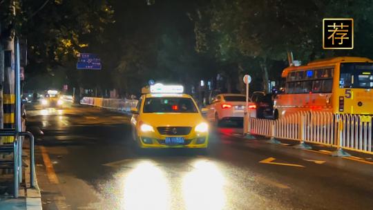 城市夜晚街道风景夜间红绿灯马路车辆视频素材模板下载