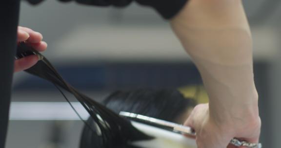 女性在理发店修剪头发