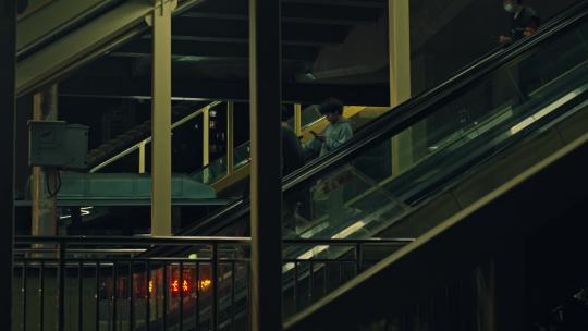 地铁站天梯行人夜景