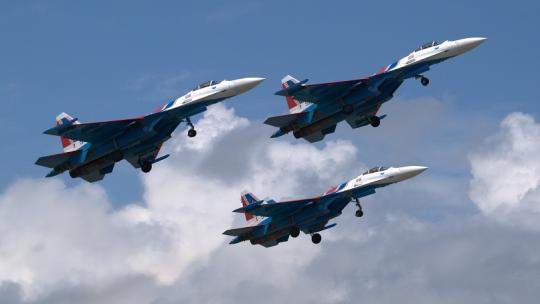 稳定：兰卡威俄罗斯空军苏-35S战机飞行表演