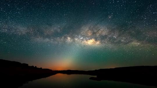 大峡谷上空银河系和日出的4K时间间隔