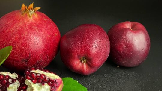组成成熟的石榴红苹果