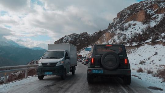 西藏旅游风光318国道雪山冰雪路面汽车打滑