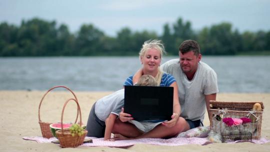 2161_带着笔记本电脑在海滩野餐