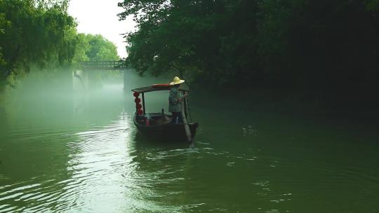 l1杭州水路渔夫划船  水面云雾意境