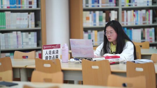 大学校园图书馆书籍学生看书学习温习视频素材模板下载