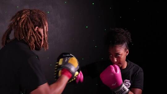 一个男人在训练一个女人打拳击