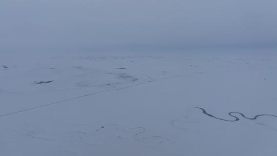 航拍冰雪覆盖的苍茫草原