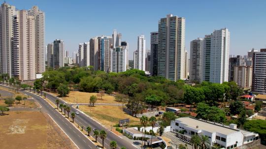 巴西中西部戈亚斯州戈亚斯的城市景观。著名的首都空中景观