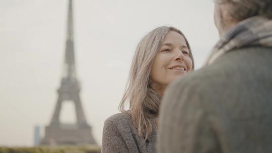巴黎快乐的老年夫妇视频素材模板下载