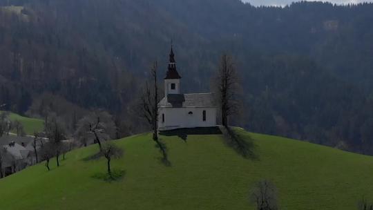 山坡上的教堂视频素材模板下载