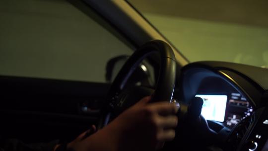 驾驶汽车辆双手手握方向盘特写开车视频素材