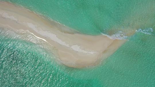 空中拍摄夏季白色天堂沙滩