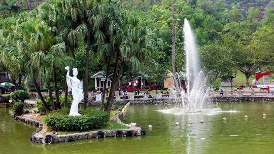 公园里白色雕像及声控喷泉