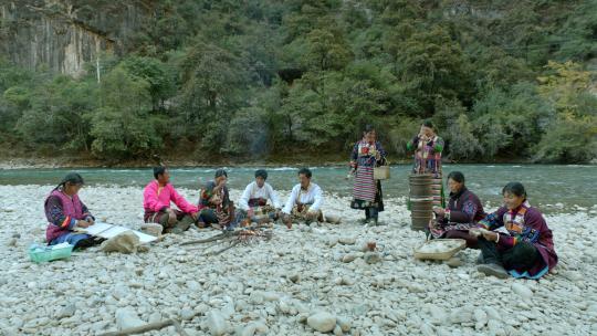 藏民在河边劳作生活聚会纺线织布打酥油茶视频素材模板下载