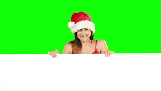 在白绿板前美女戴圣诞帽