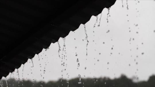 屋檐雨滴慢镜头