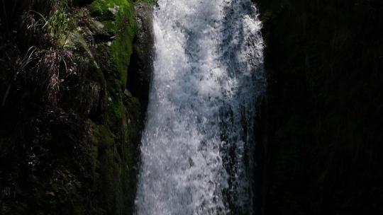 清澈泉水瀑布水滴抛洒升格空镜