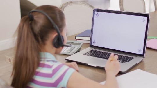 快乐的高加索女孩在笔记本电脑上进行视频通话