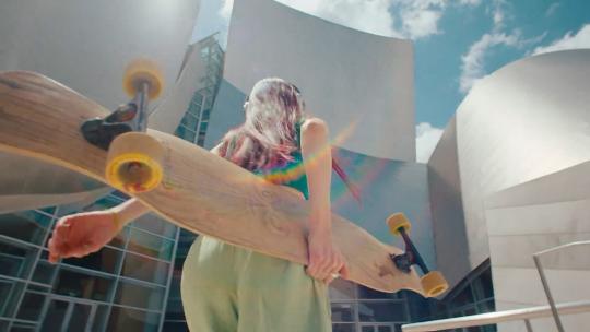 时尚女孩城市里手持滑板视频素材模板下载