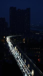 雨夜城市高楼间繁忙的公路车流