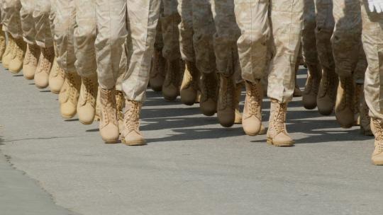 步伐整齐的士兵
