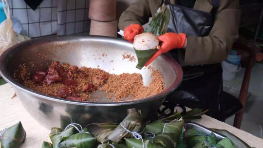 包粽子（包肉粽的过程）