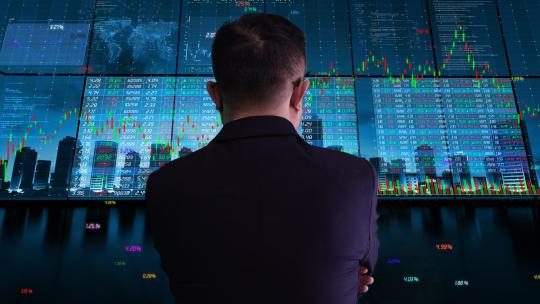 成功人士站在证券交易所大厅观看股票行情视频素材模板下载