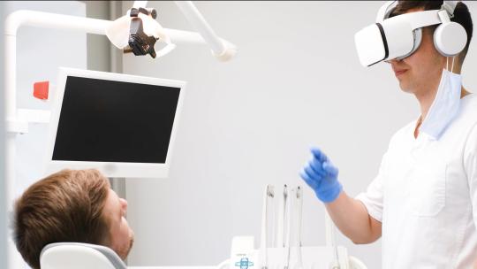 牙医在虚拟现实眼镜的帮助下工作视频素材模板下载