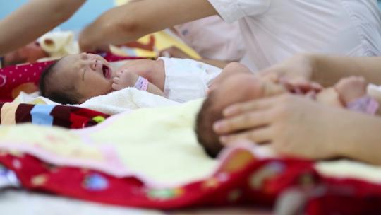 婴儿 婴儿护理 妇幼院婴儿护理视频素材模板下载