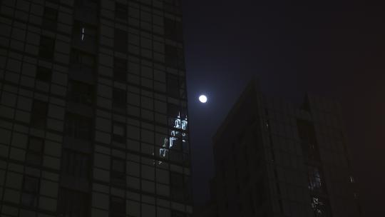 夜晚月亮 漆黑的夜晚 安静的街道
