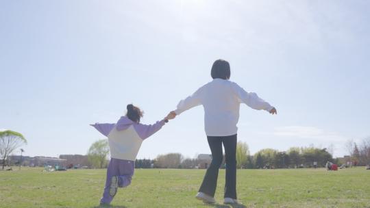 温馨家庭一家人踏青