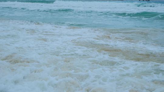 波涛汹涌 海浪拍打沙滩 海边浪花